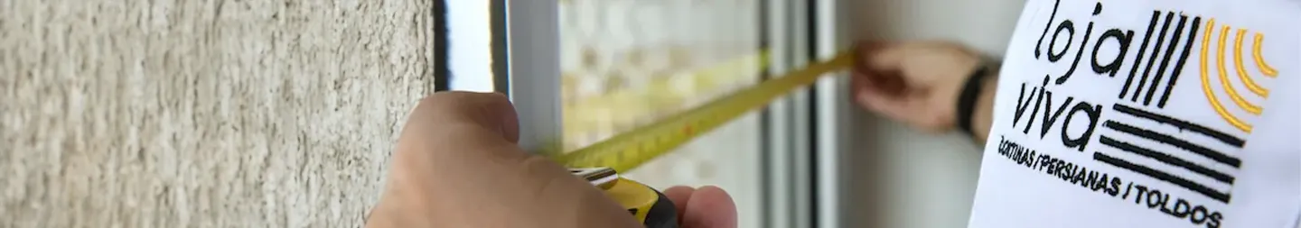 Medição de janela pela equipe da Loja Viva Cortinas