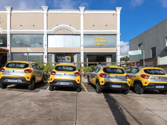 Veículos da frota Loja Viva na fachada da loja